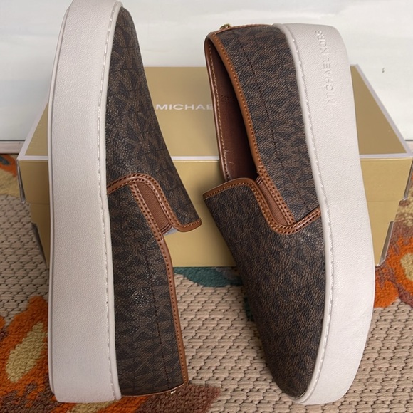 Michael Kors TEDDI SLIP ON
MK SIGNATURE SM
Platforms - Sneakers - Picture 11 of 16